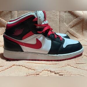 Jordan 1 Mid Very Berry youth size 7 GUC.